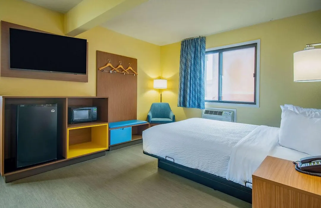 Days Inn & Suites By Wyndham Waterloo-1