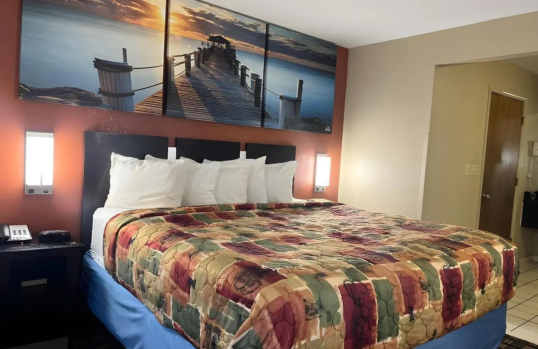 Days Inn & Suites By Wyndham Pine Bluff-1