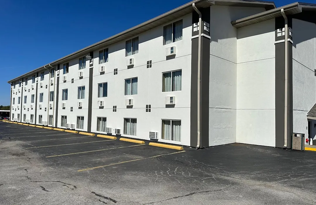 Super 8 By Wyndham Bloomington Normal-1