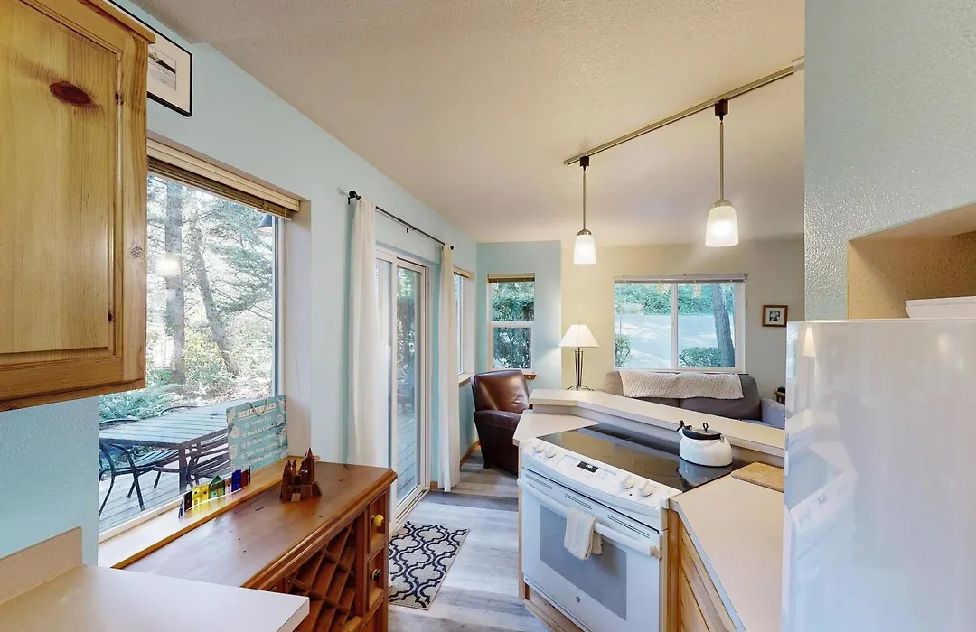 Cozy Cannon Beach Condo-1