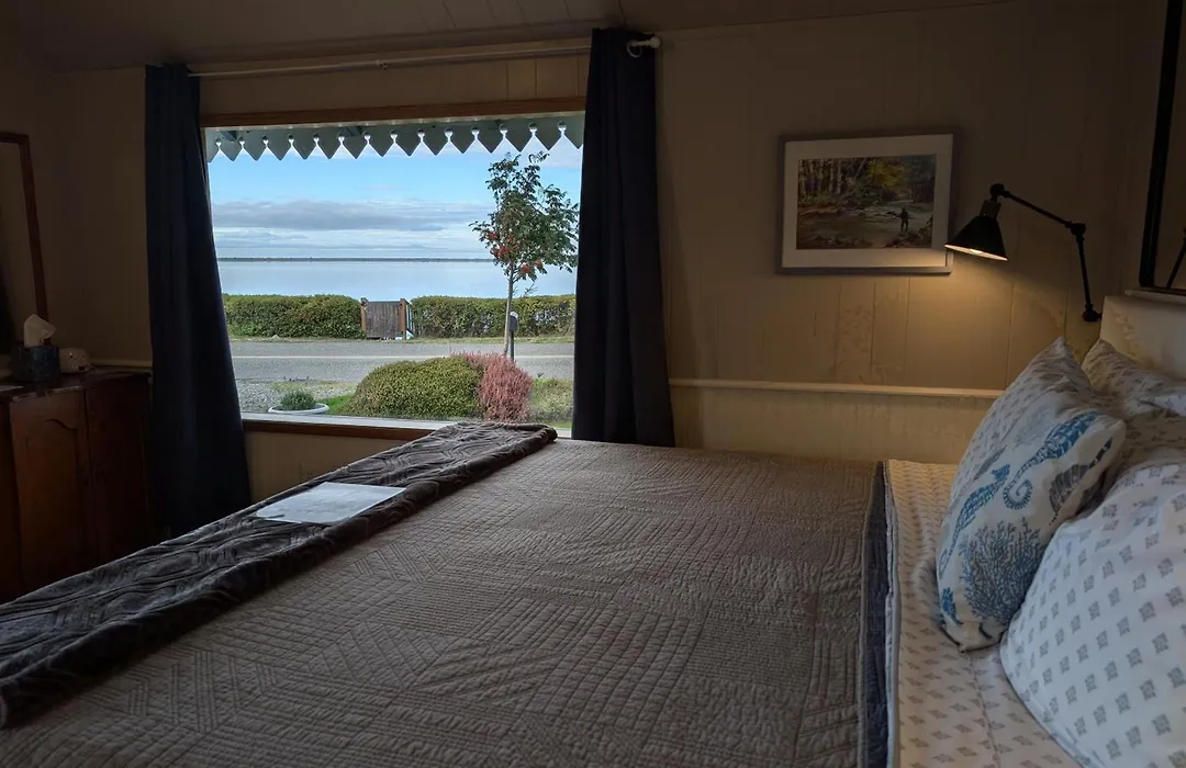 Juan De Fuca Waterfront Hotel & Cottages-1