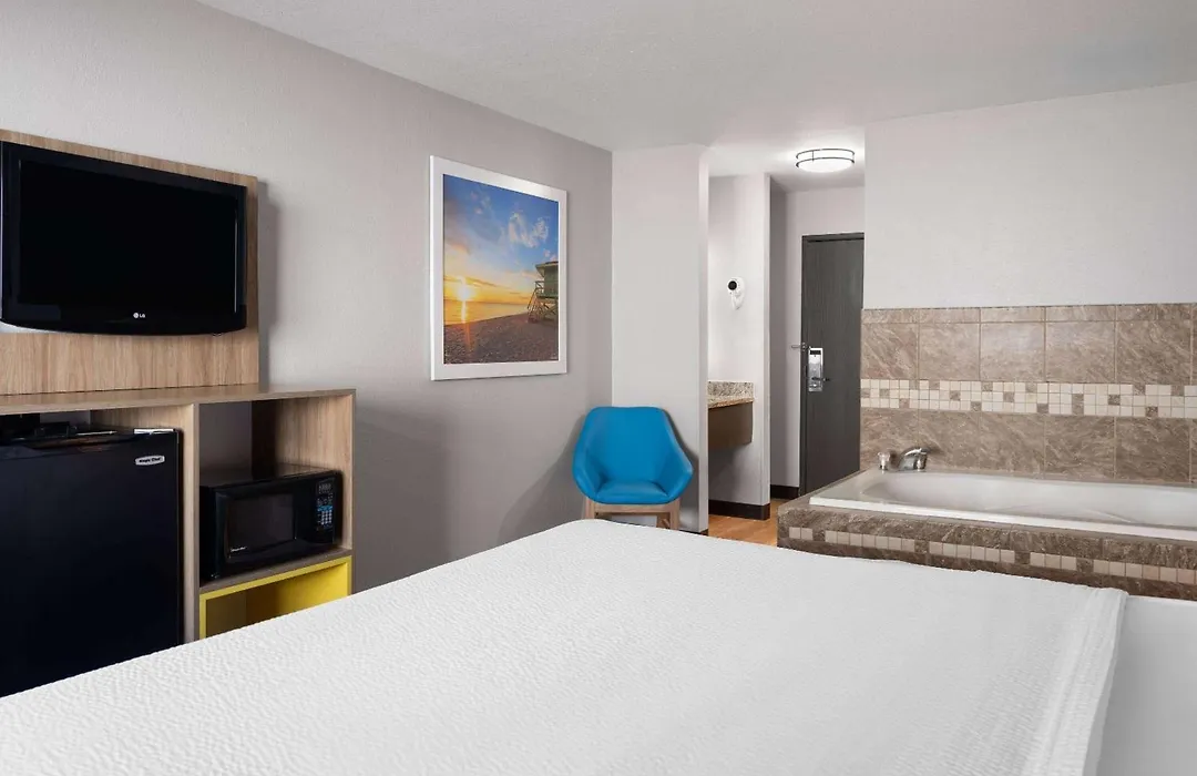 Days Inn By Wyndham Neenah-1