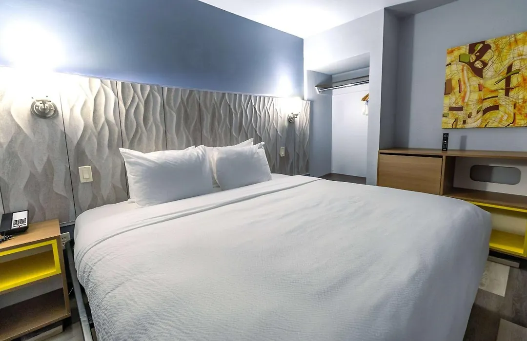 Days Inn & Suites By Wyndham Milwaukee-1