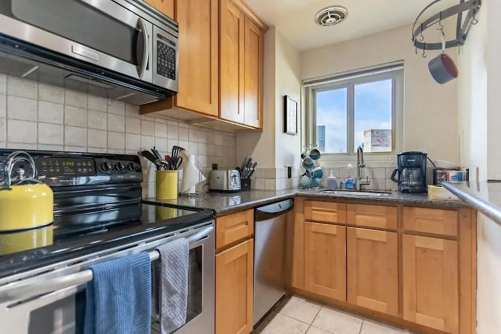 Vibrant Downtown, King Bed, Work Desk & Kitchen-1