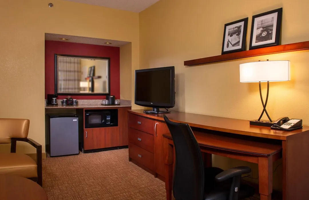 Courtyard By Marriott Richmond West-1