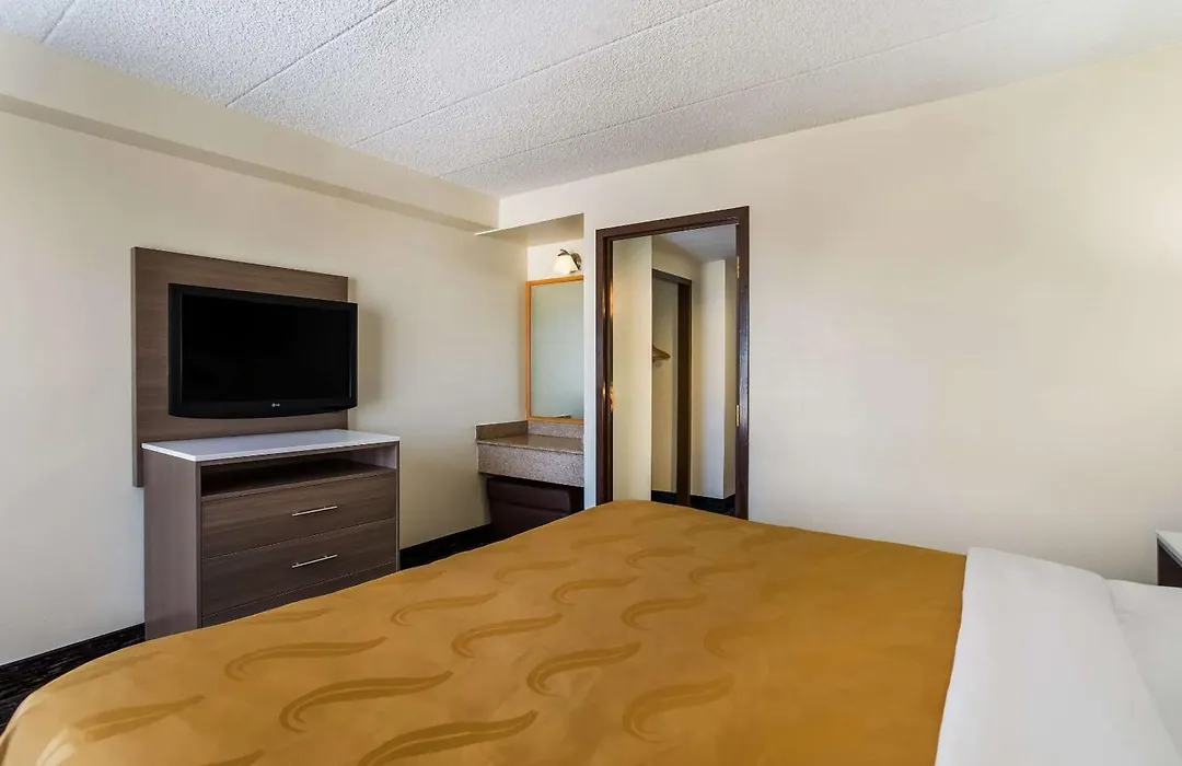 Quality Suites Milwaukee Airport-1