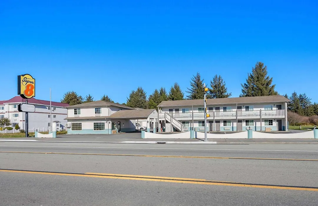 Super 8 By Wyndham Crescent City-1
