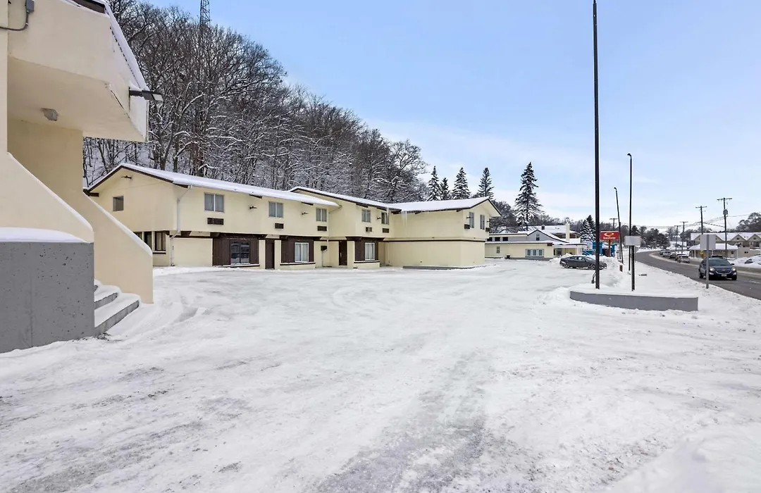 Econo Lodge Manistee-1