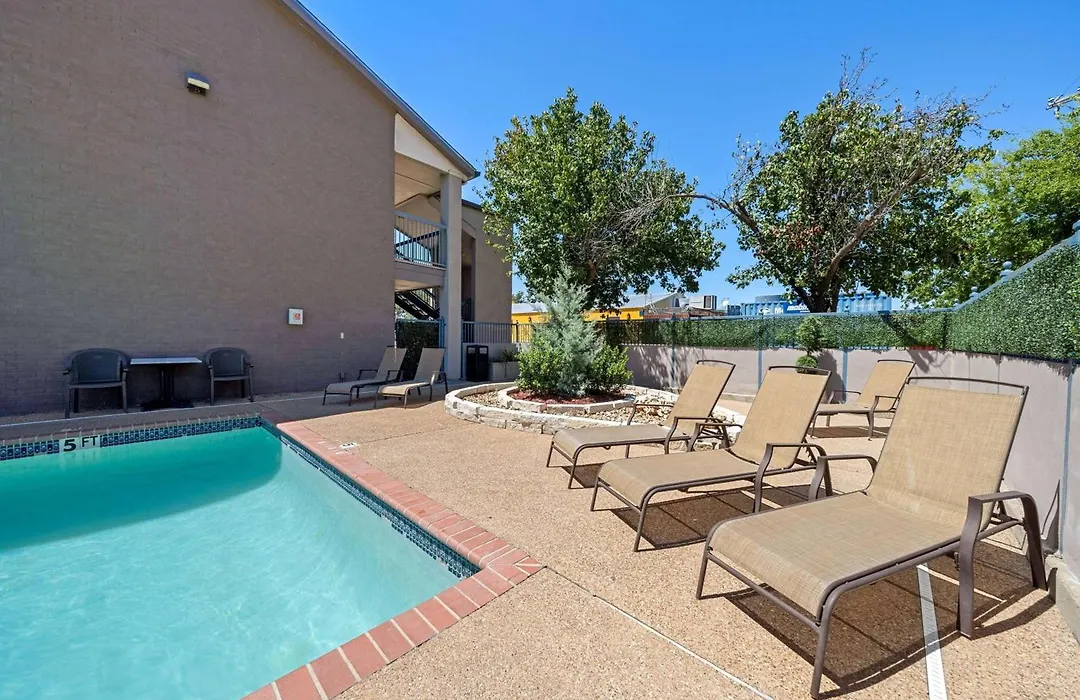 Days Inn By Wyndham Round Rock-1