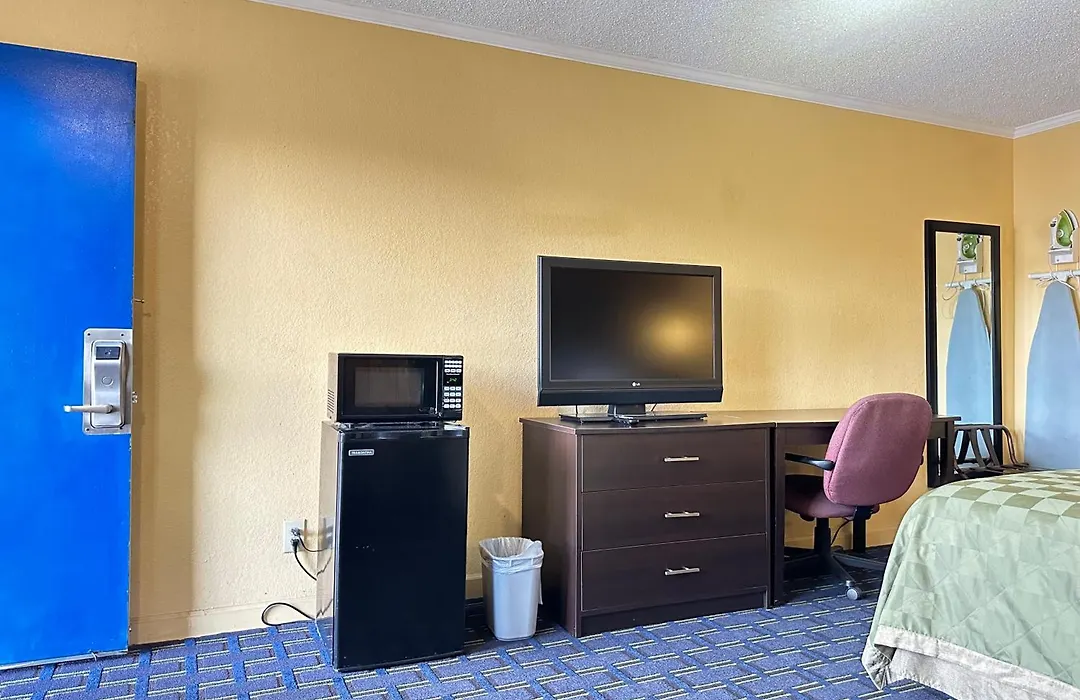 Rodeway Inn & Suites Plymouth Hwy 64-1