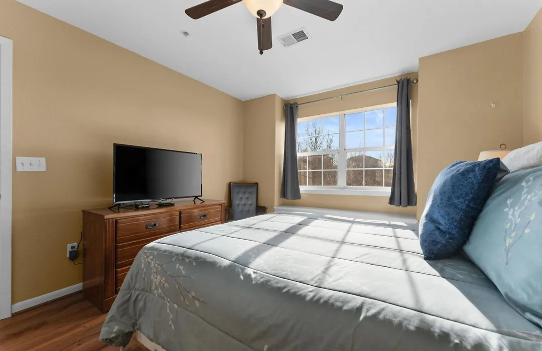 Cozy Top Floor 2Br Condo With View And Amenities!!-1