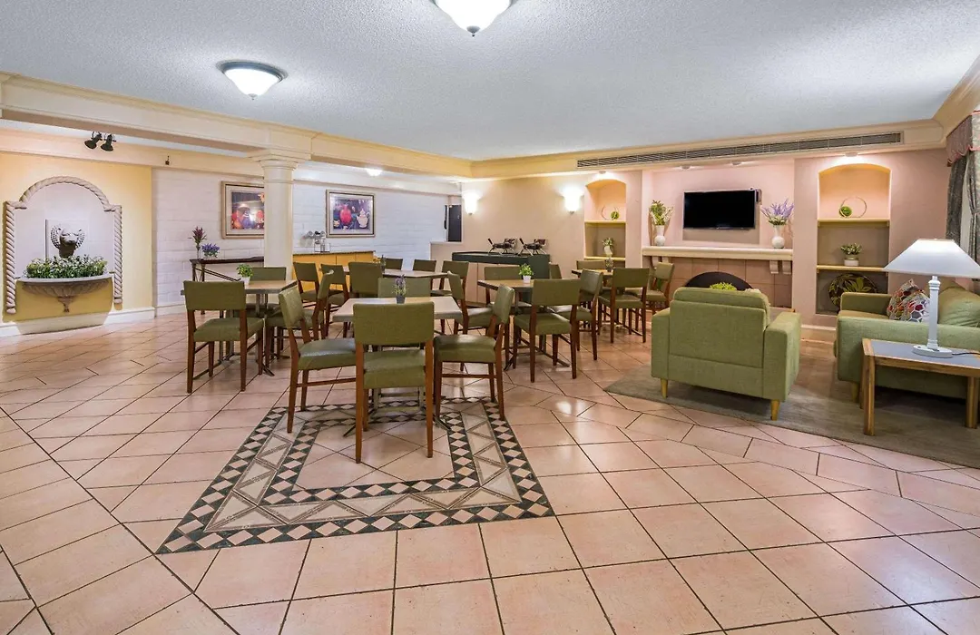 Days Inn By Wyndham San Diego Vista-1