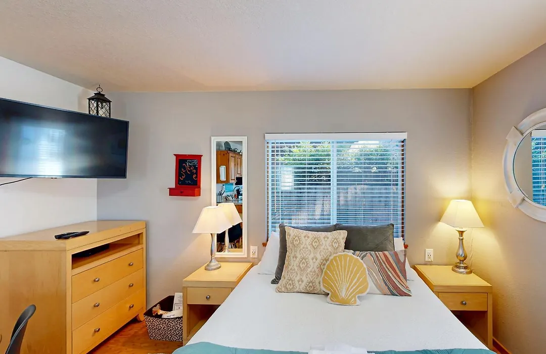Beaches Inn | Pirates Cove Cabana 8-1