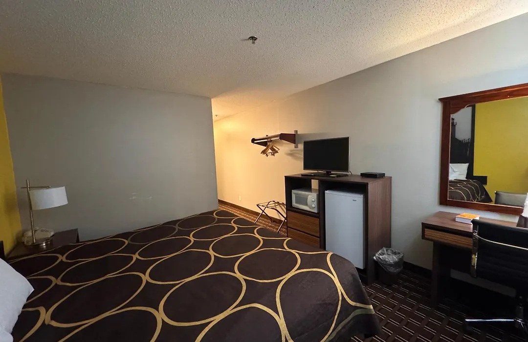 Super 8 By Wyndham Reedsburg-1