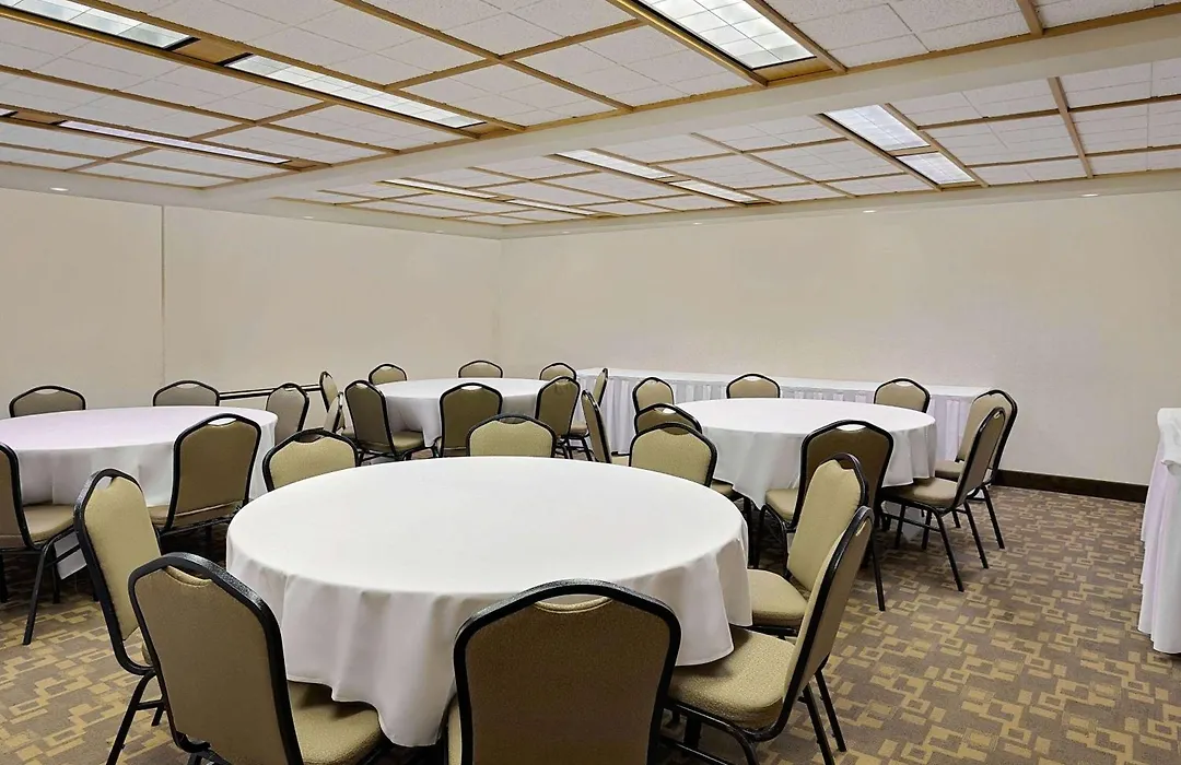 Ramada By Wyndham Marquette-1