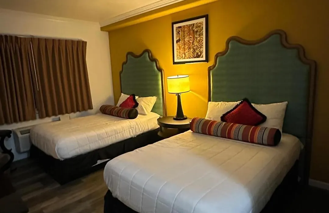 Howard Johnson By Wyndham Bakersfield-1