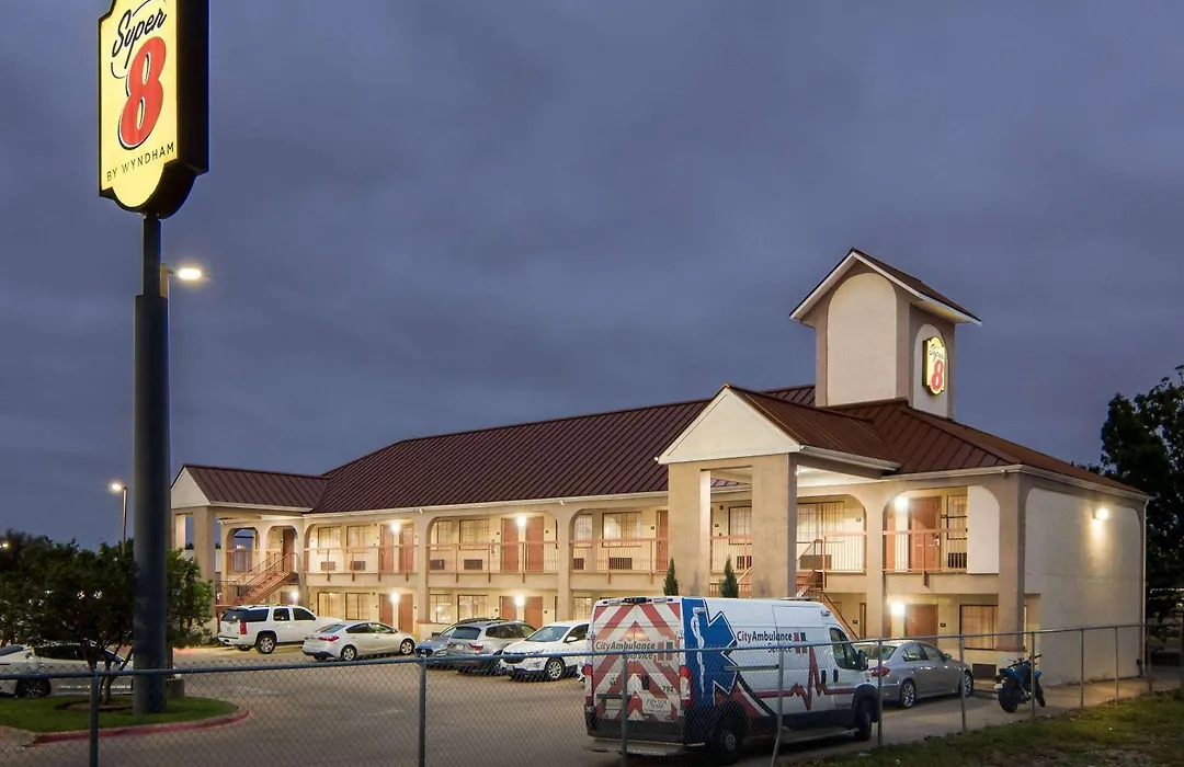 Super 8 By Wyndham Grand Prairie Southwest-1
