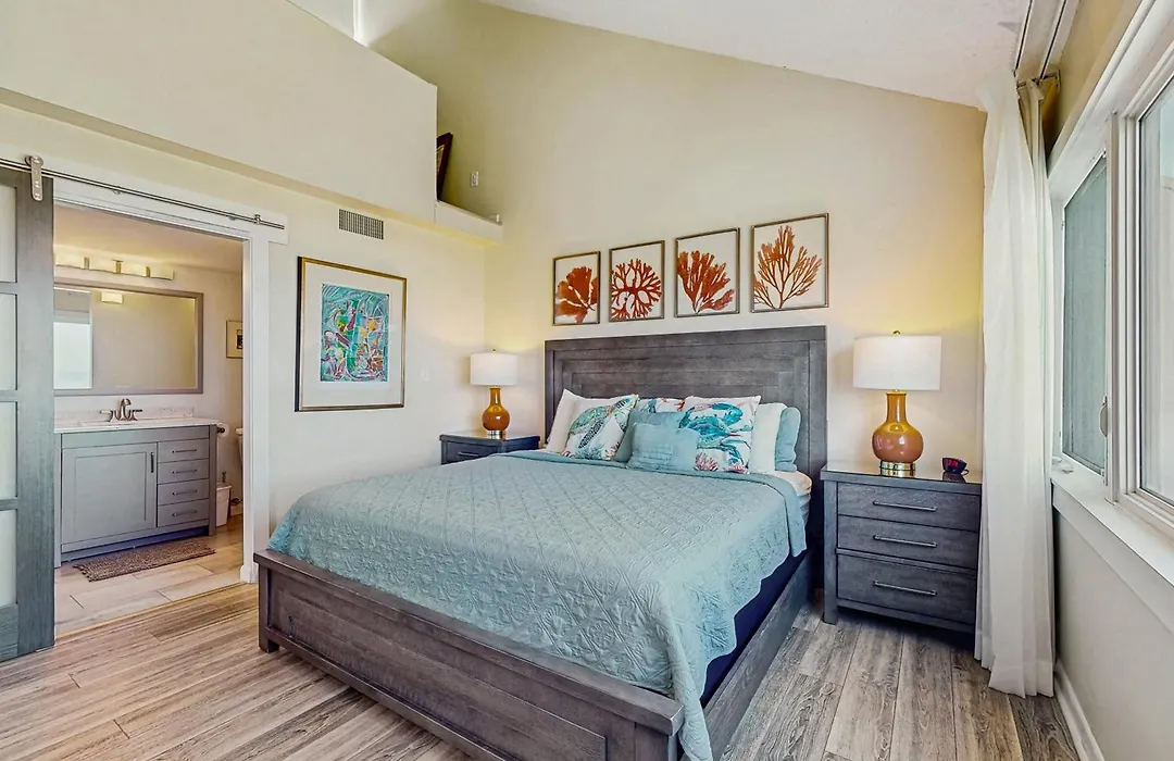 Renovated Condo With Easy Beach Access, Balcony, Pool & Spectacular Ocean Views-1