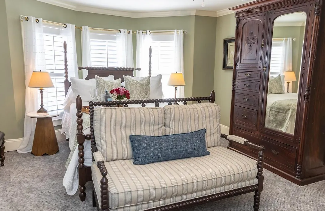 White Doe Inn Bed & Breakfast-1