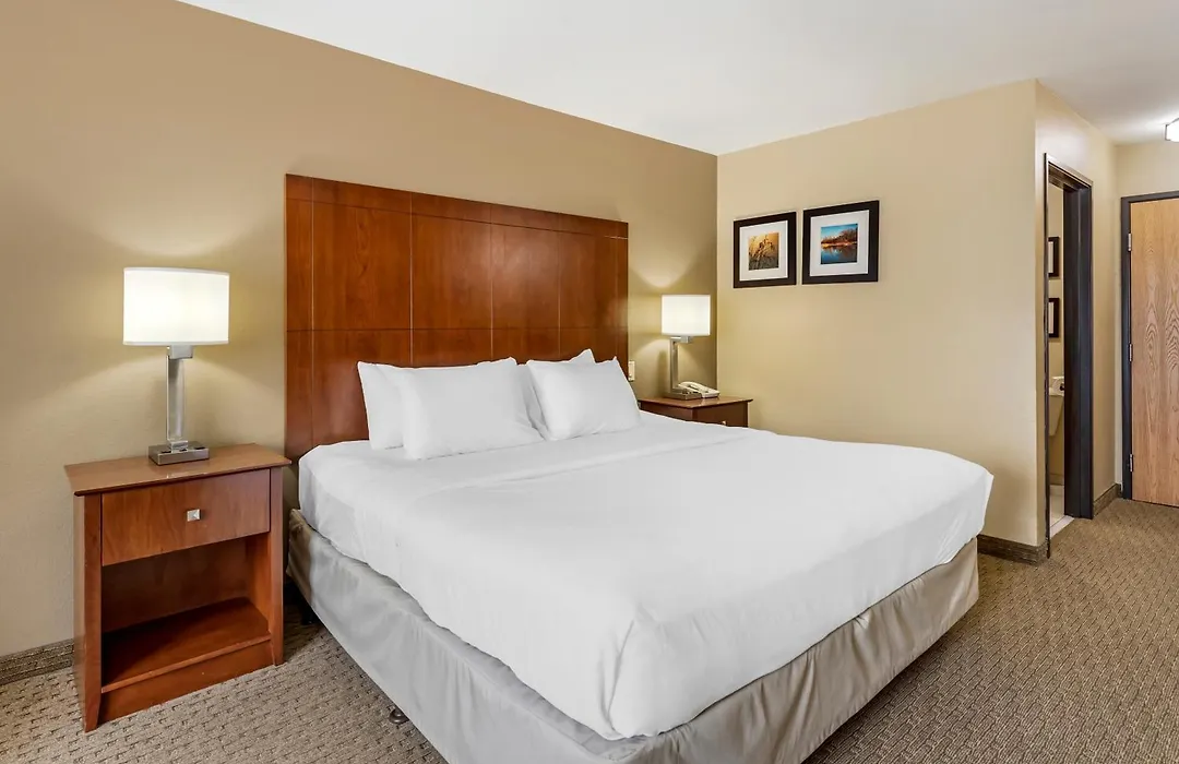 Comfort Inn & Suites East Moline Near I-80-1