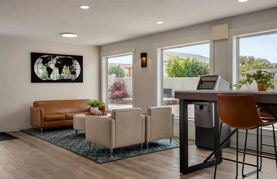 Days Inn By Wyndham Kelowna-1