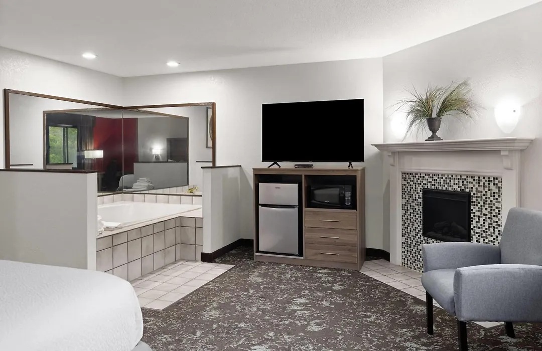 Ramada By Wyndham Cedar Rapids South-1