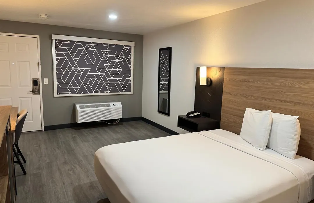 Rodeway Inn & Suites Rancho Mirage - Palm Desert Area-1