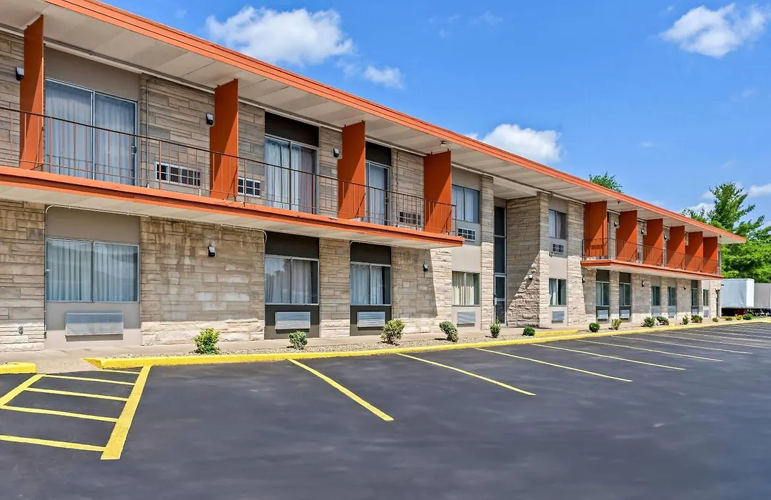 Travelodge By Wyndham Bloomington-1
