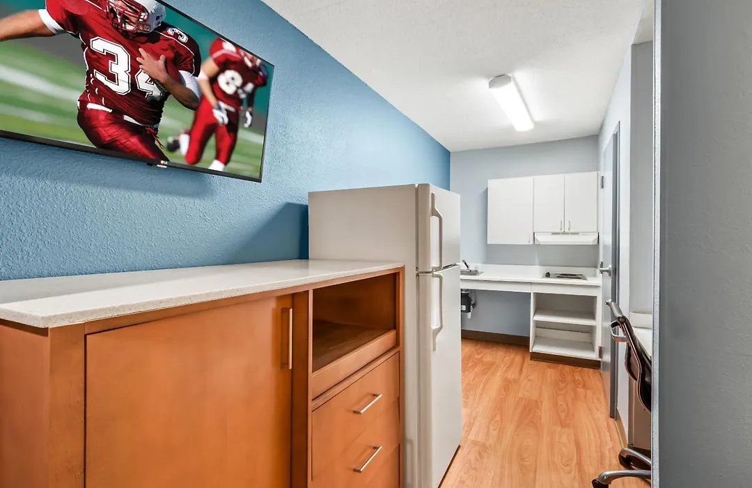 Hometowne Studios By Red Roof Detroit - Livonia-1