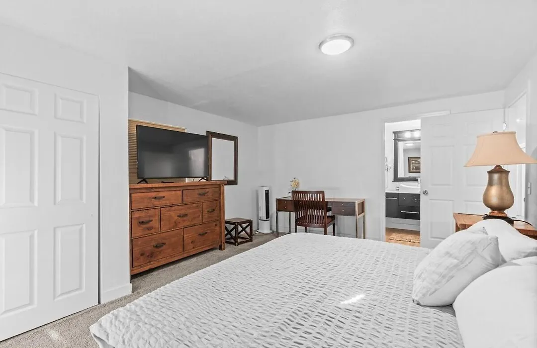 Modern Private Whole Unit 4 Bedroom Guest Suite King Bed-1