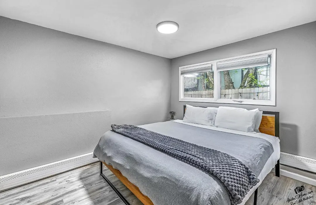 Modern Lower Level 1Bedroom Suite-1
