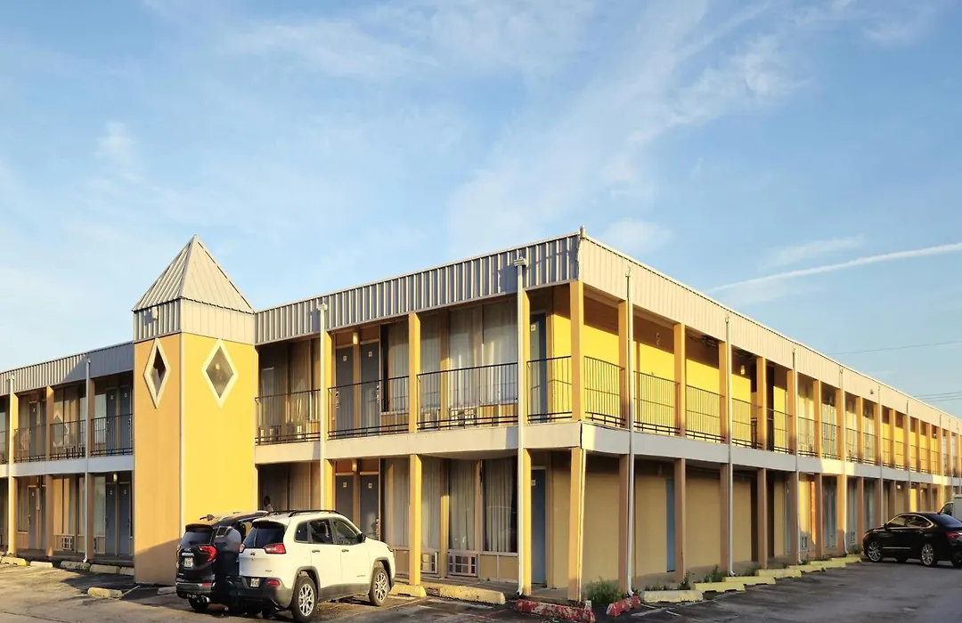 Castle Inn & Suites By Oyo Lawton-1