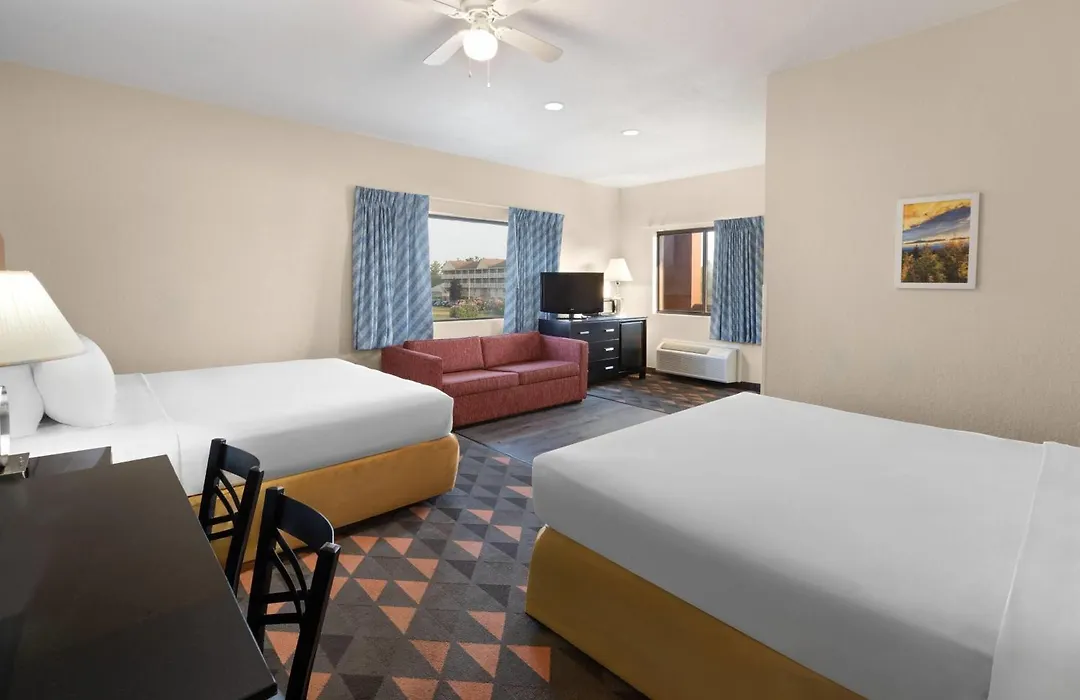 Days Inn By Wyndham Mackinaw City - Bridgeview Area-1