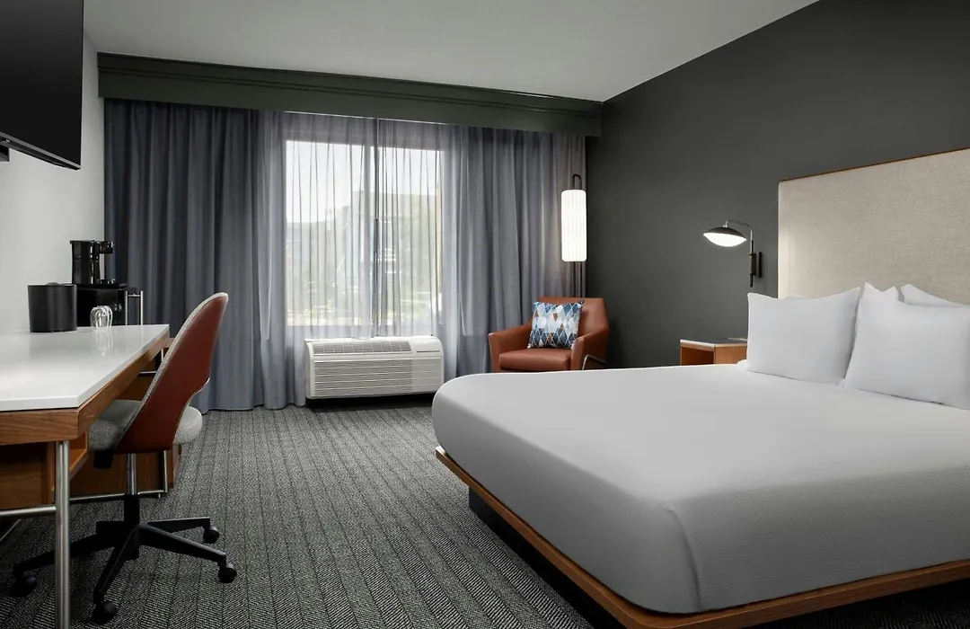 Courtyard By Marriott Bloomington-1