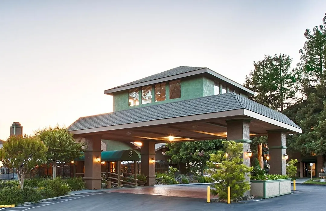 Best Western Plus Forest Park Inn-1