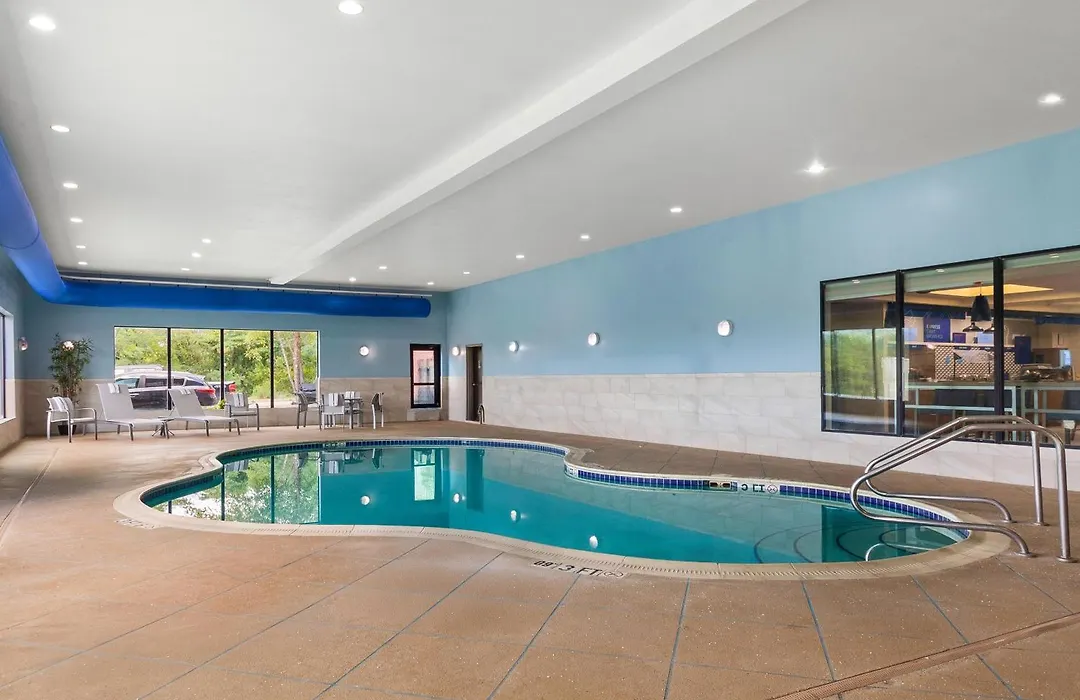 Holiday Inn Express & Suites Fairmont By Ihg-1