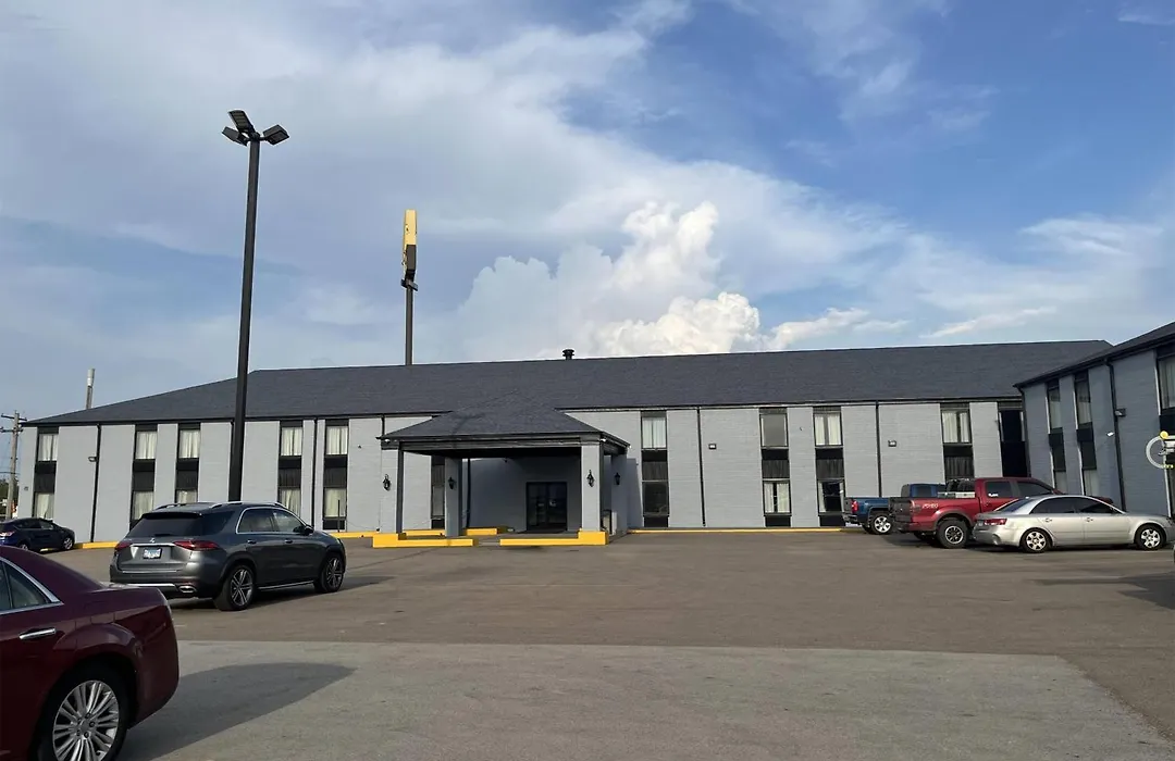 Days Inn & Suites By Wyndham Bloomington/Normal Il-1