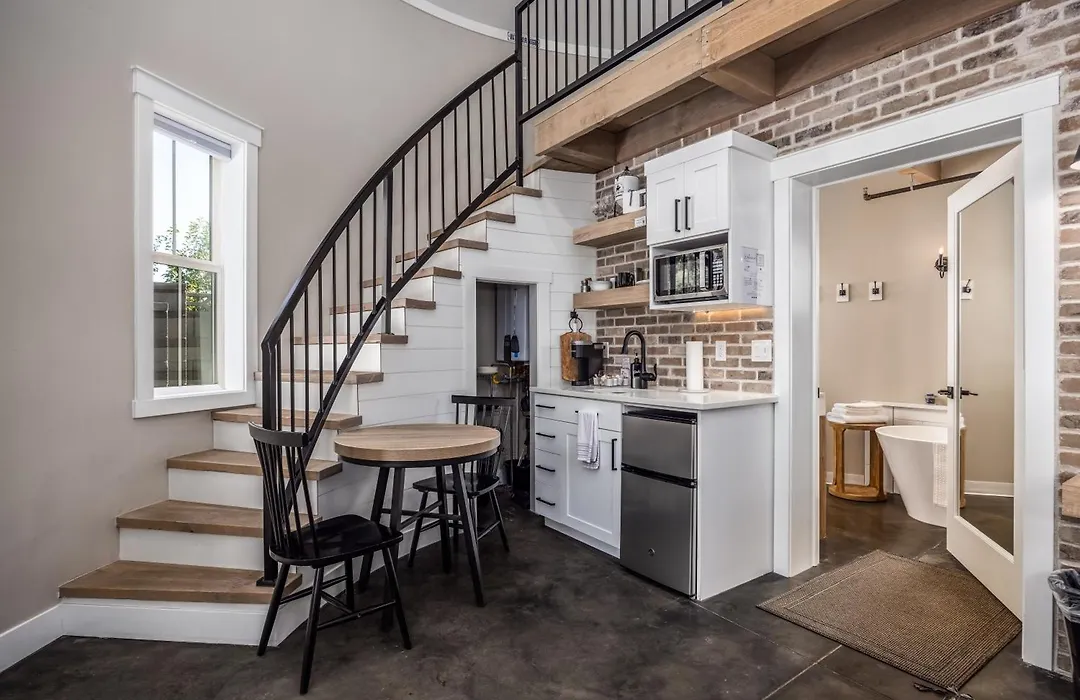 Unique Silo Honeymoon Suite/ Soaker Tub/ Sleeps 4-1
