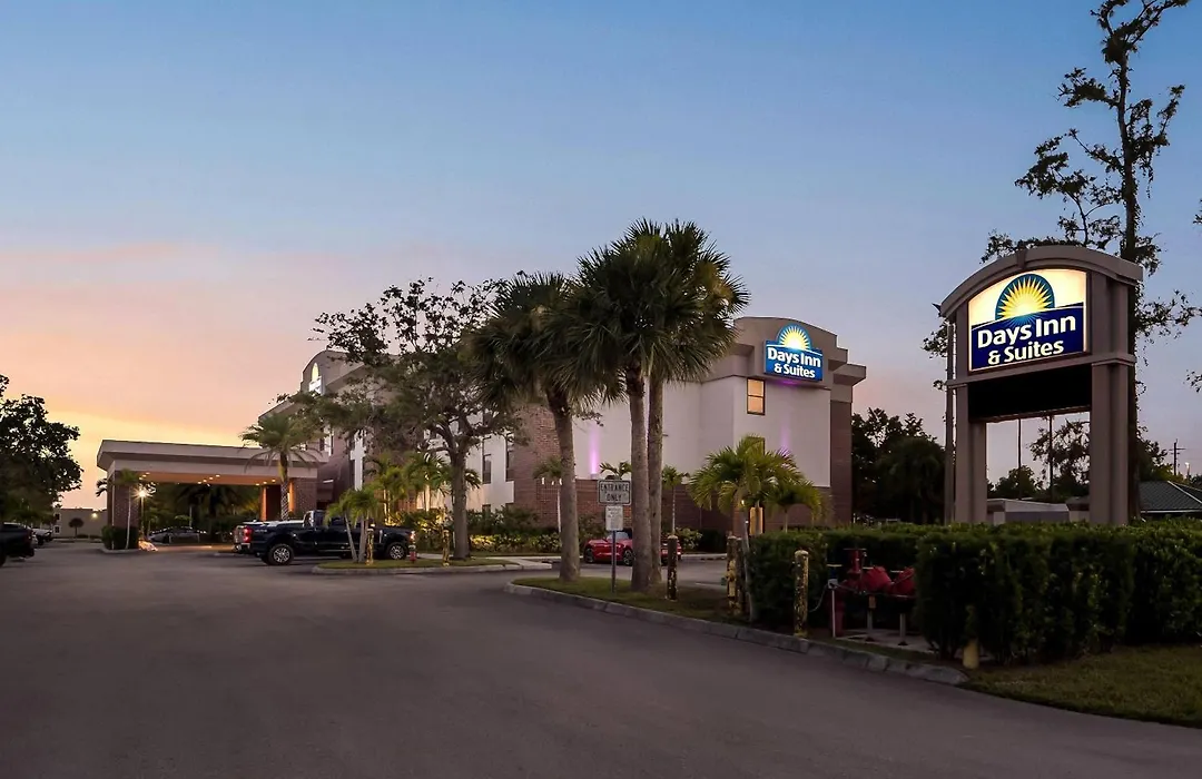 Days Inn & Suites By Wyndham Fort Myers Near Jetblue Park-1