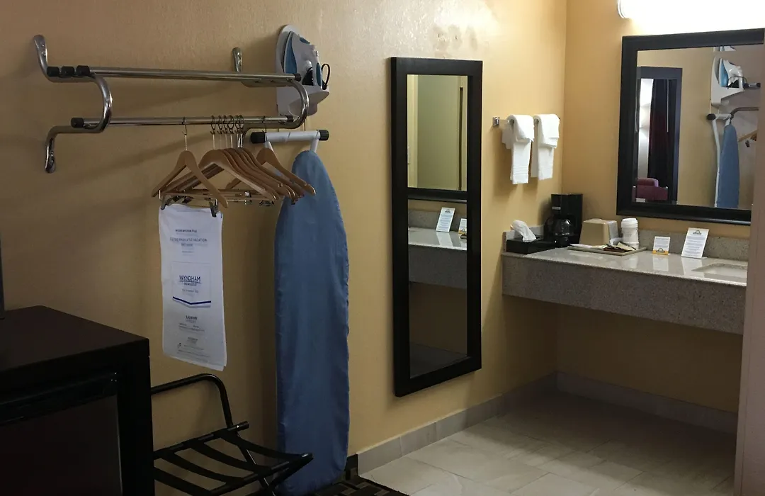 Days Inn By Wyndham Sarasota Bay-1