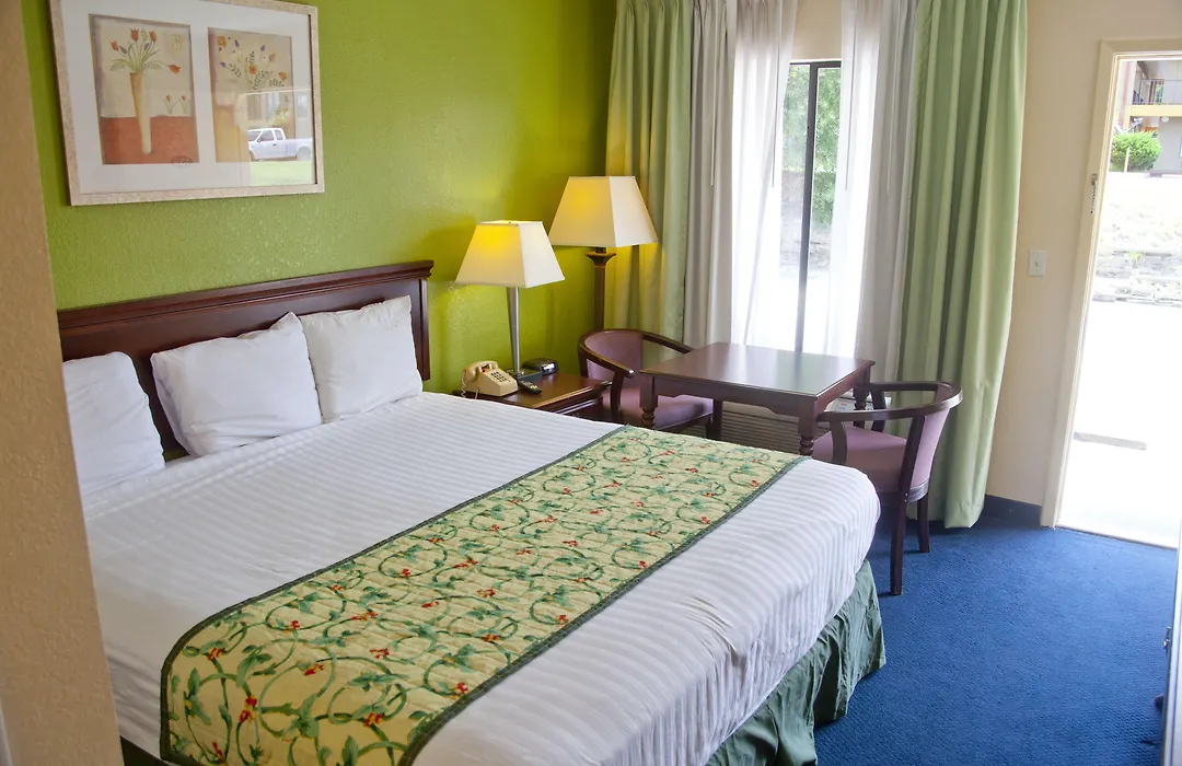 Days Inn By Wyndham Defuniak Springs-1