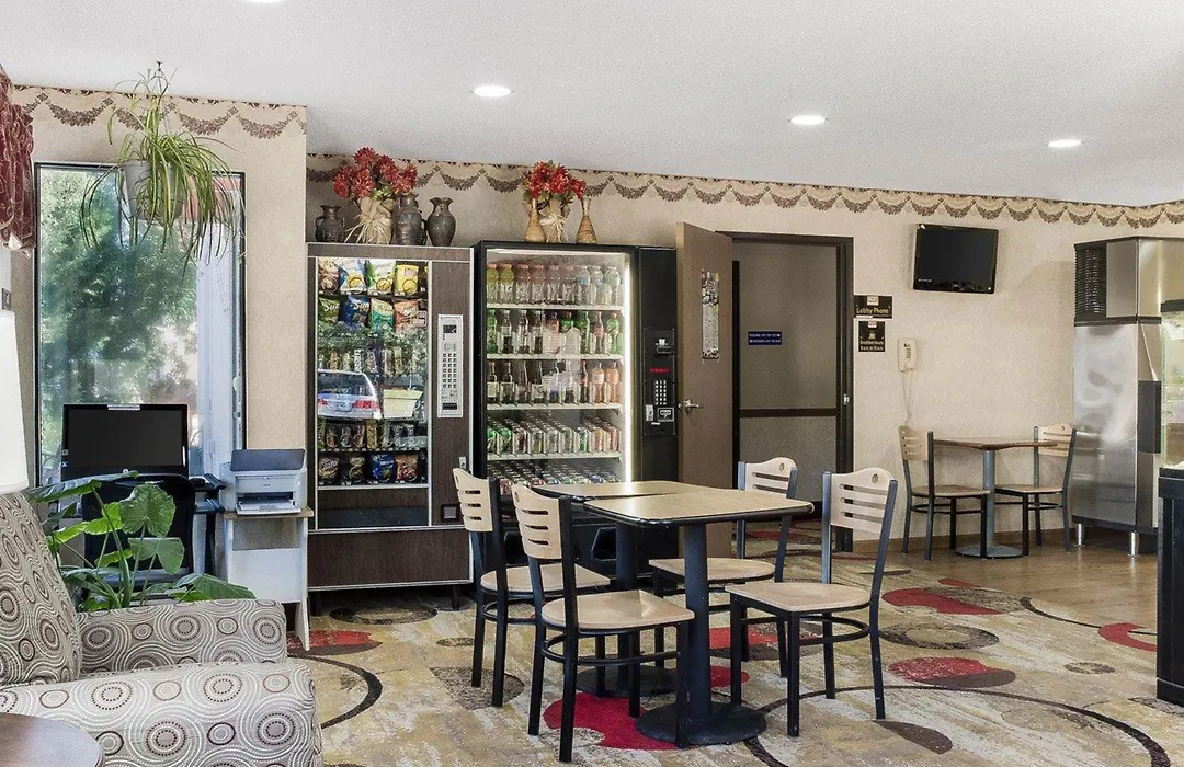 Econo Lodge Grand Forks-1