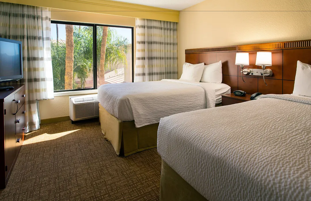 Courtyard By Marriott Palm Springs-1