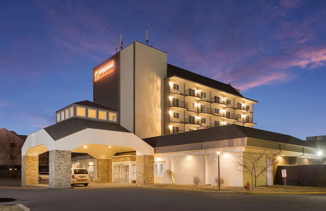 Orangewood Inn & Suites Kansas City Airport-1
