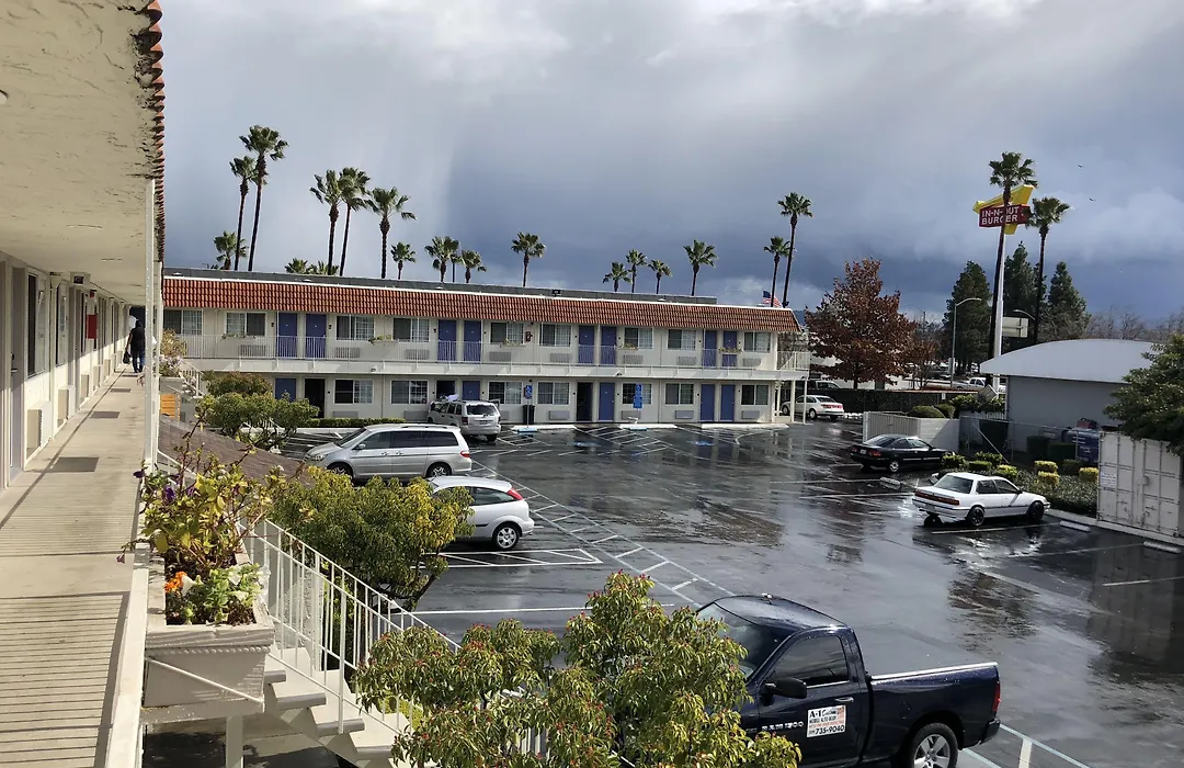Gilroy Inn-1