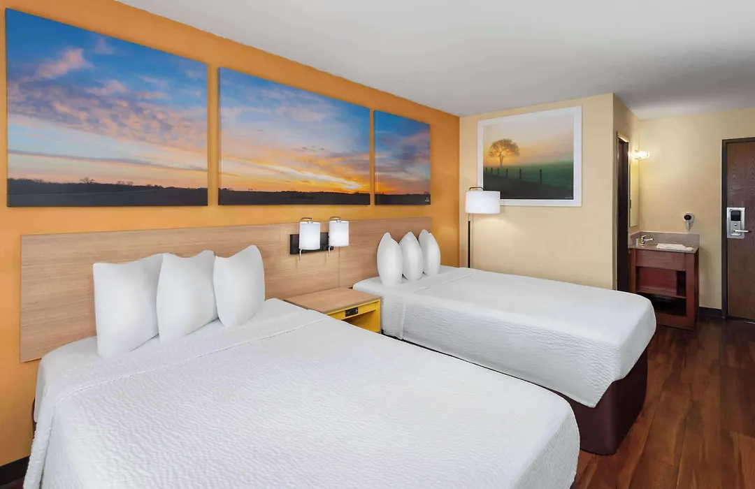 Days Inn By Wyndham Rockford I-90 Walking Distance To Casino-1