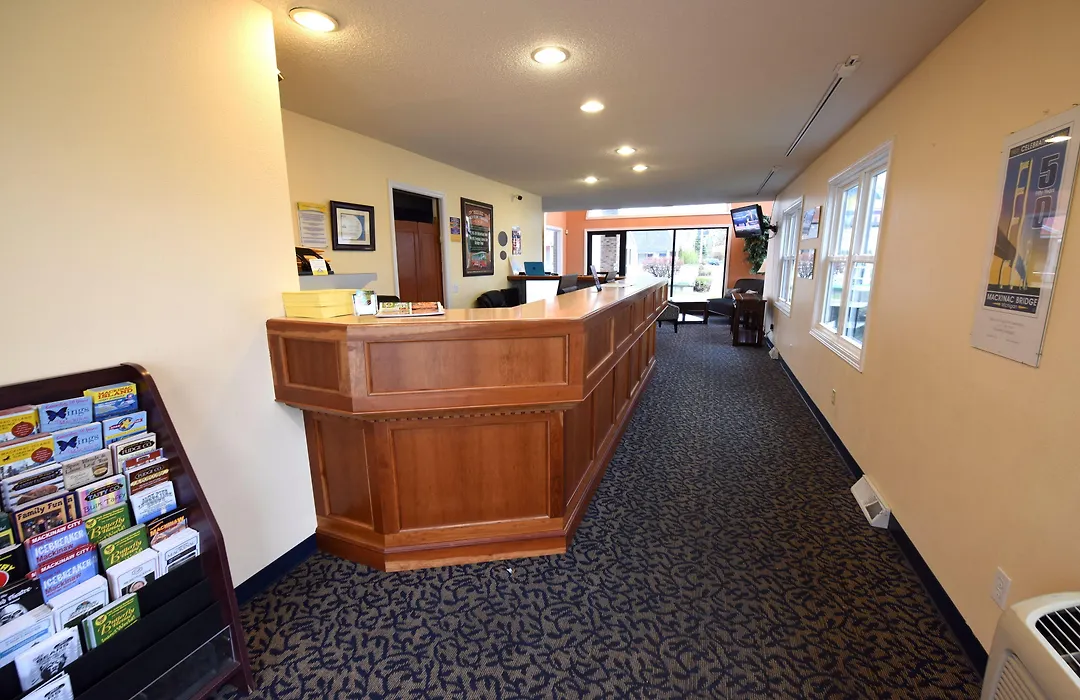 Days Inn By Wyndham Mackinaw City - Lakeview-1