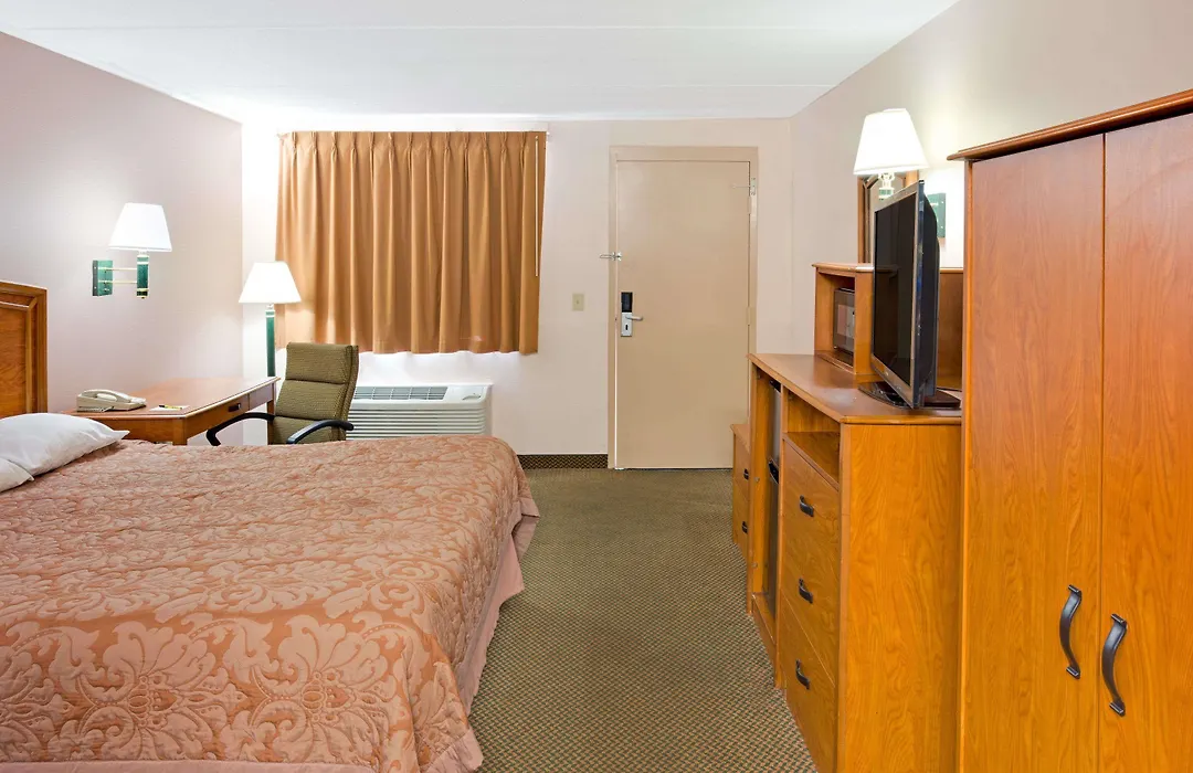 Super 8 By Wyndham Laurel-1
