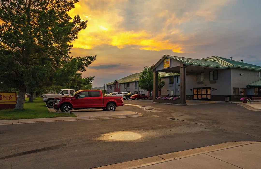 Yellowstone River Inn & Suites-1