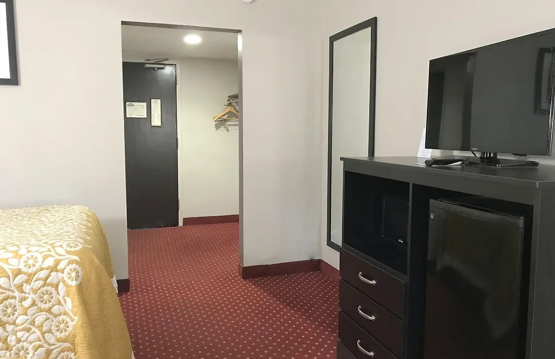 Days Inn By Wyndham Livonia Canton Detroit-1